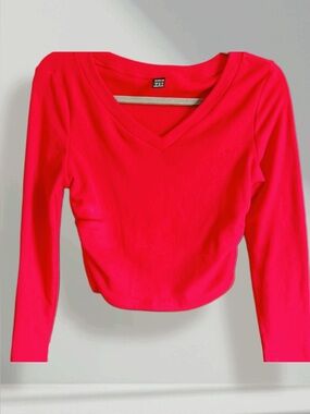 🔥 SHEIN Red V-Neck Long Sleeve Crop Top – Size Medium 🔥